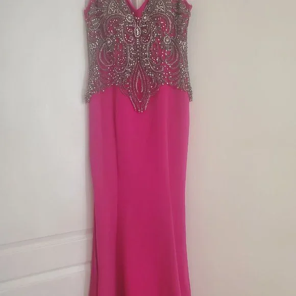 FUNDA ALLURE Embroidered Trumpet Dress with trainline